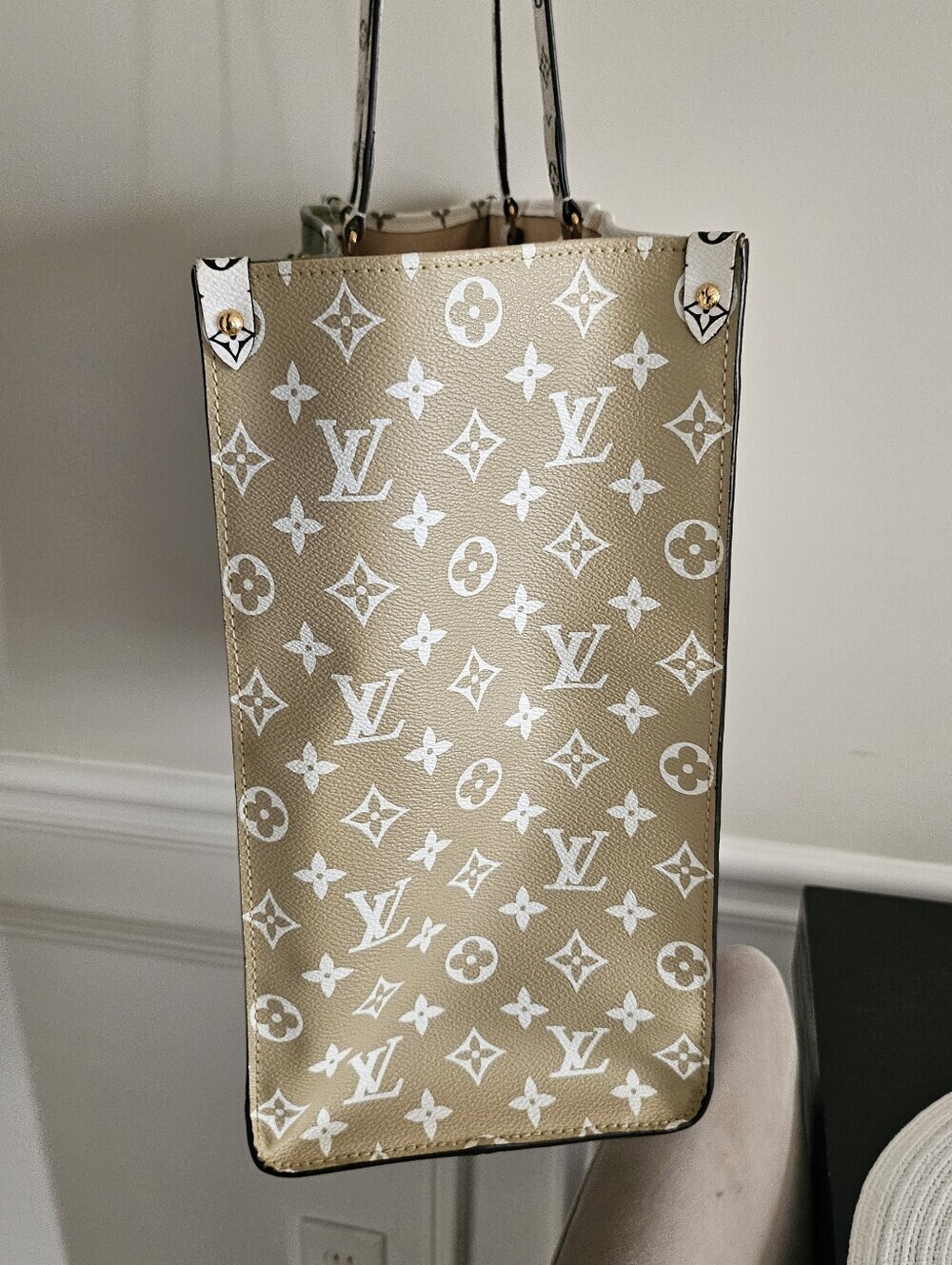 Louis Vuitton Onthego GM Giant Monogram Khaki/Beige Tote - Picture 14 of 16